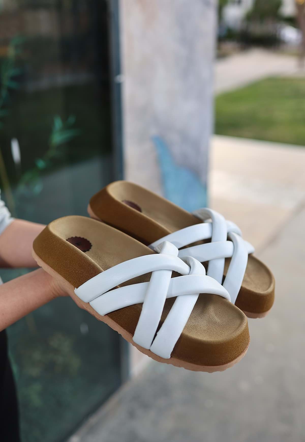 Tenda Beyaz Cilt Terlik resmi