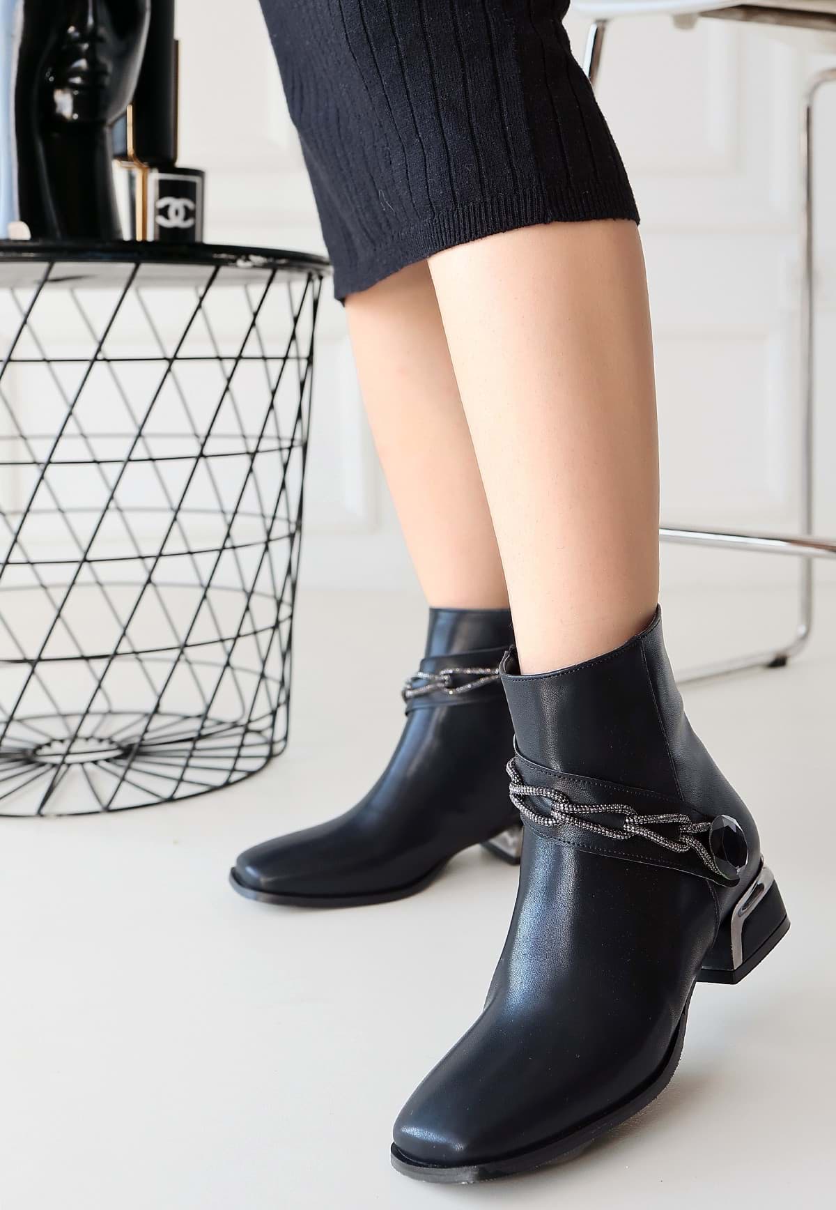 Roxani Siyah Cilt Topuklu Bot resmi