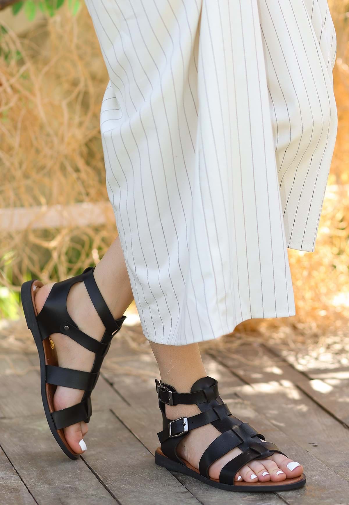 Kamila Siyah Deri Siyah Tabanlı Sandalet resmi