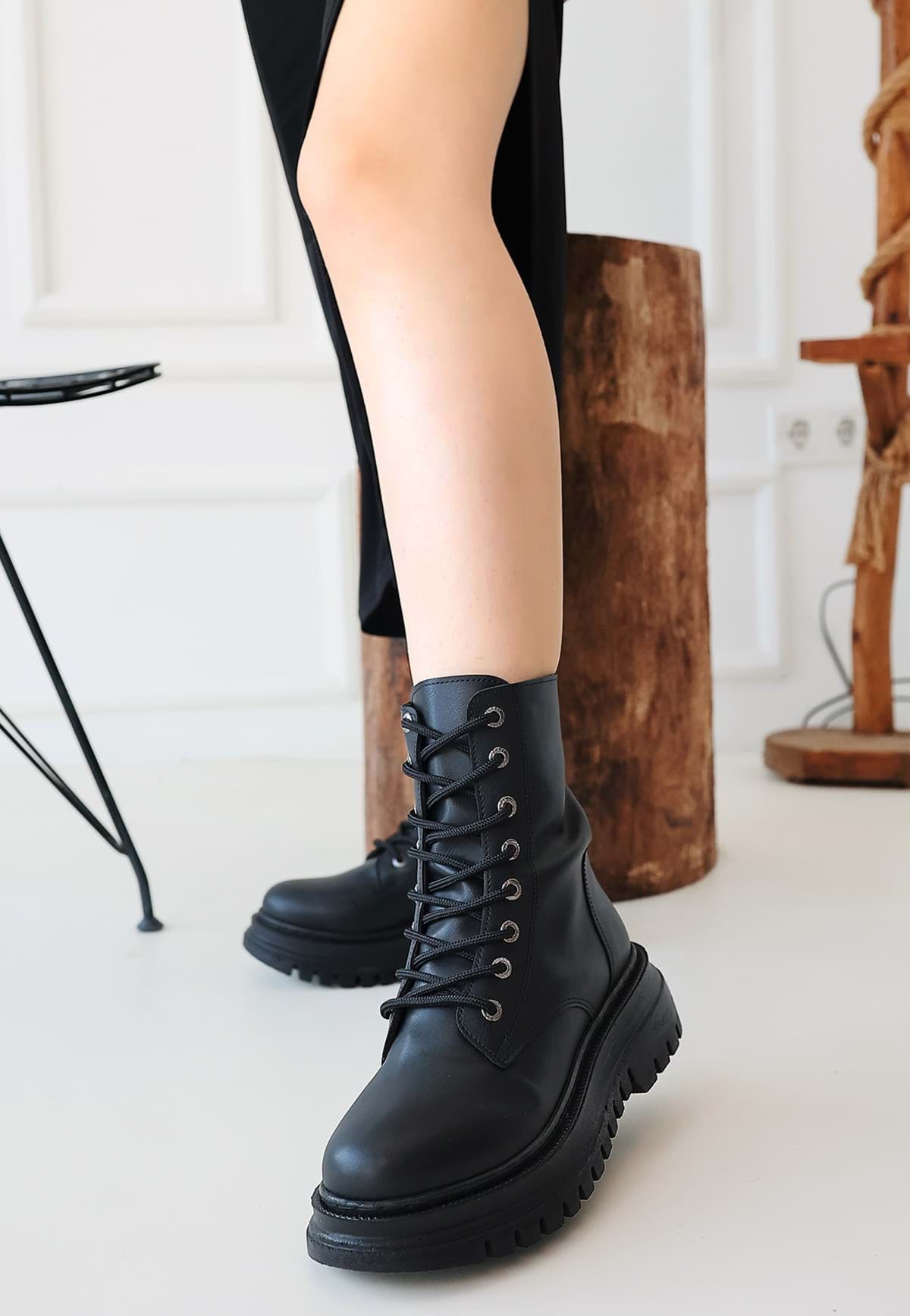 Toan Siyah Cilt Bağcıklı Bot resmi