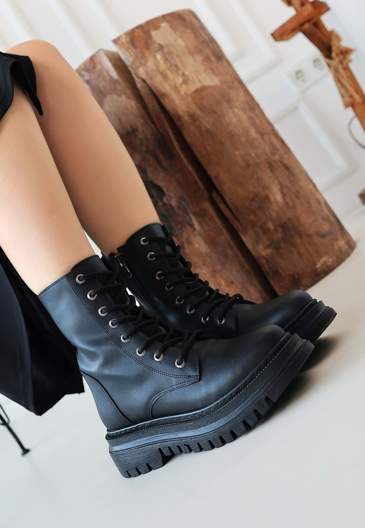 Toan Siyah Cilt Bağcıklı Bot resmi