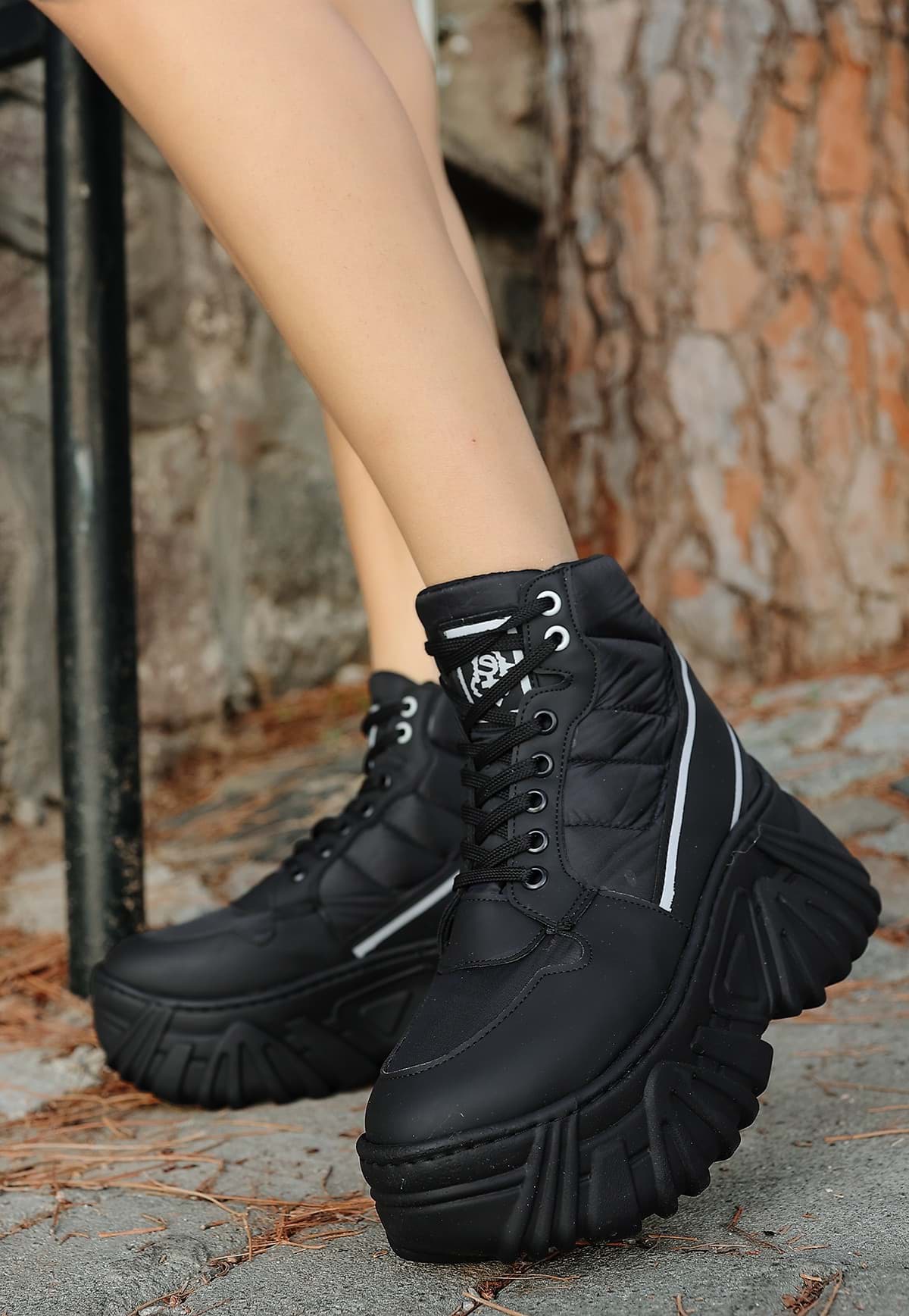 Maje Siyah Cilt Gri Detaylı Bağcıklı Dolgu Taban Bot resmi