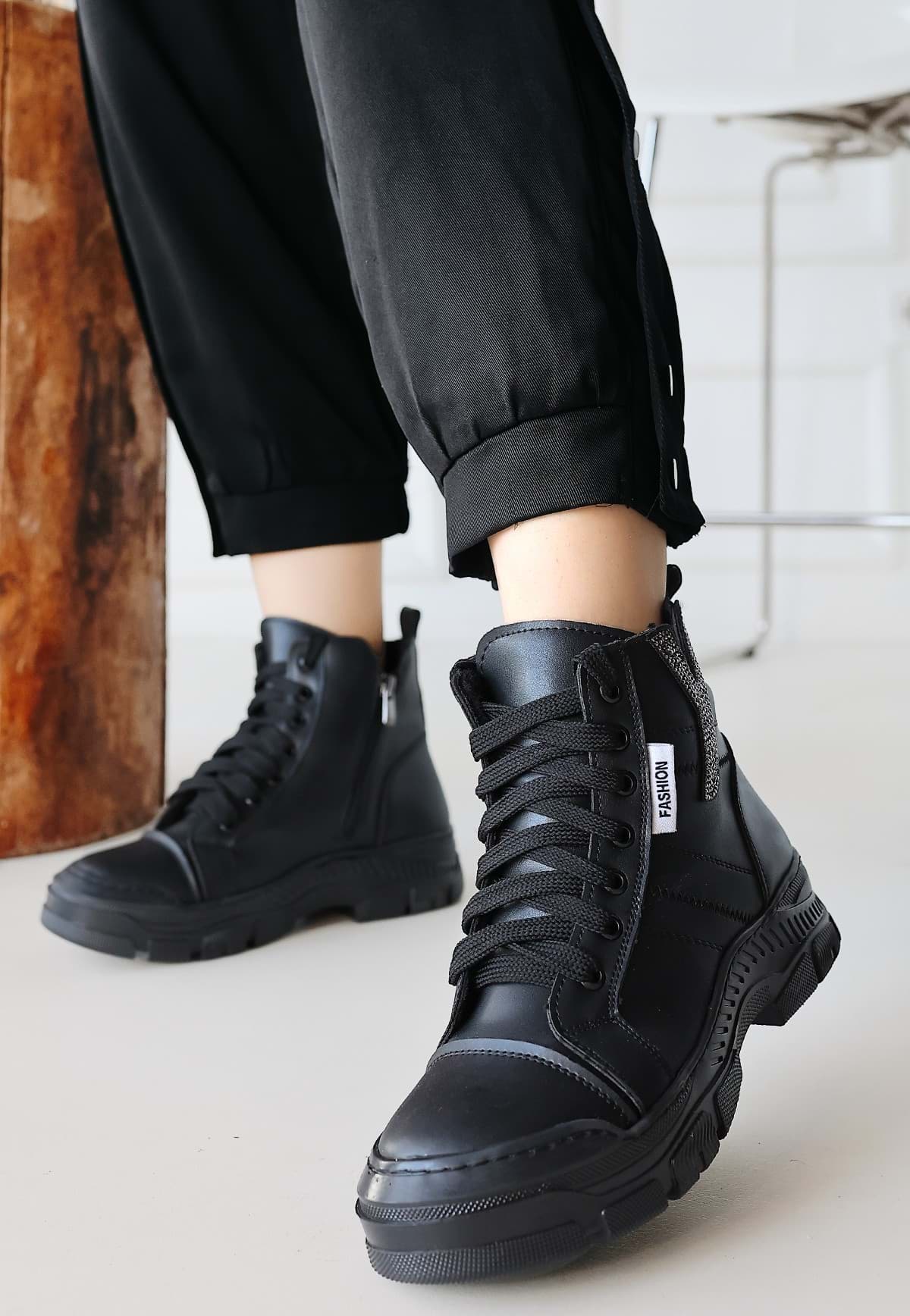 Melda Siyah Cilt Bağcıklı Bot resmi