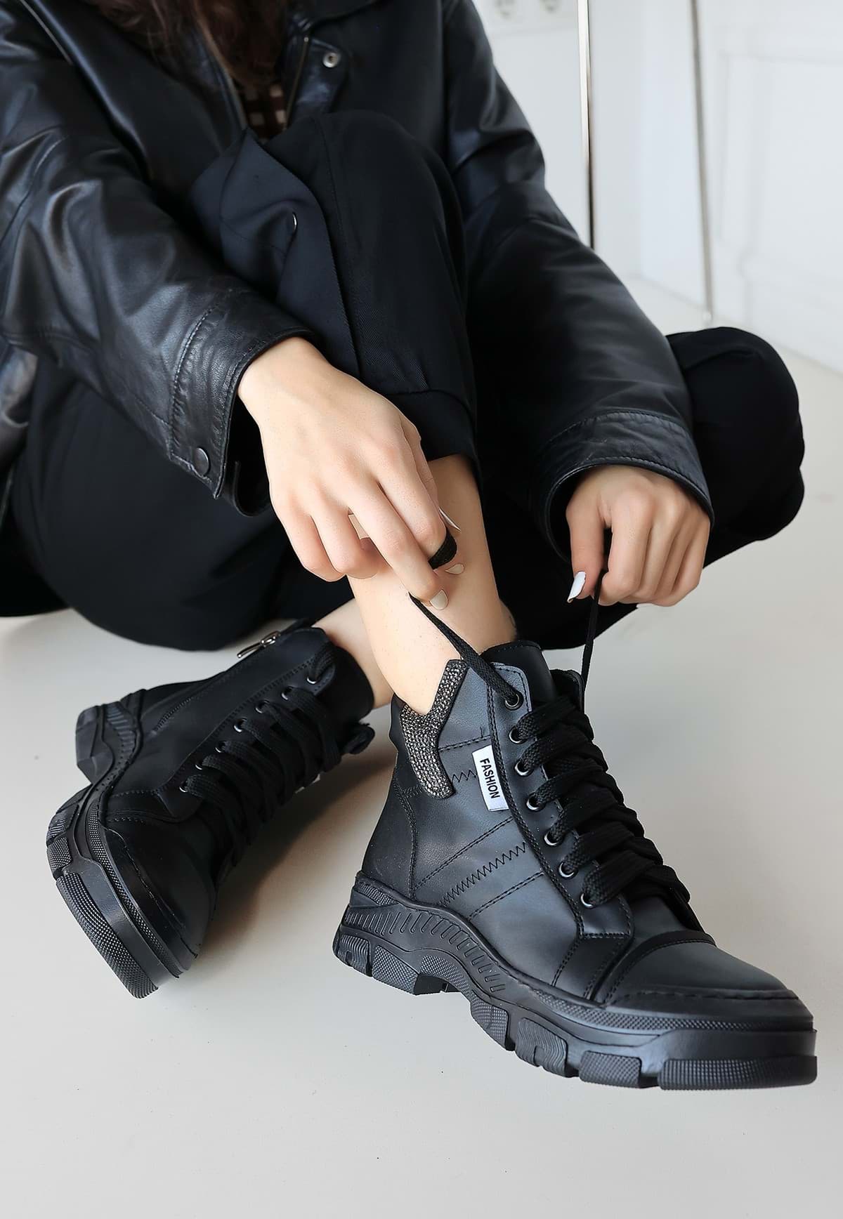 Melda Siyah Cilt Bağcıklı Bot resmi