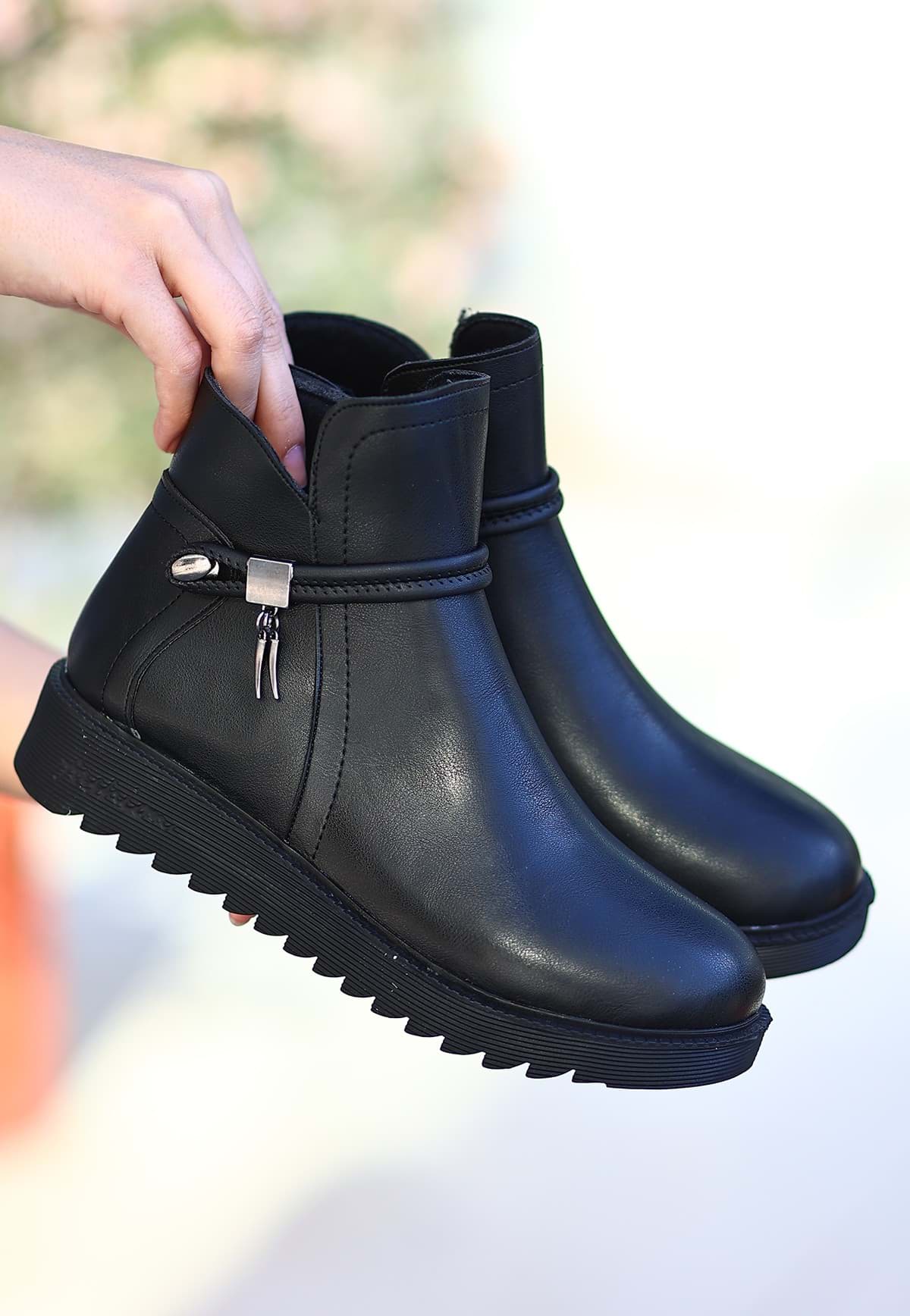 Milana Siyah Cilt  Bot resmi