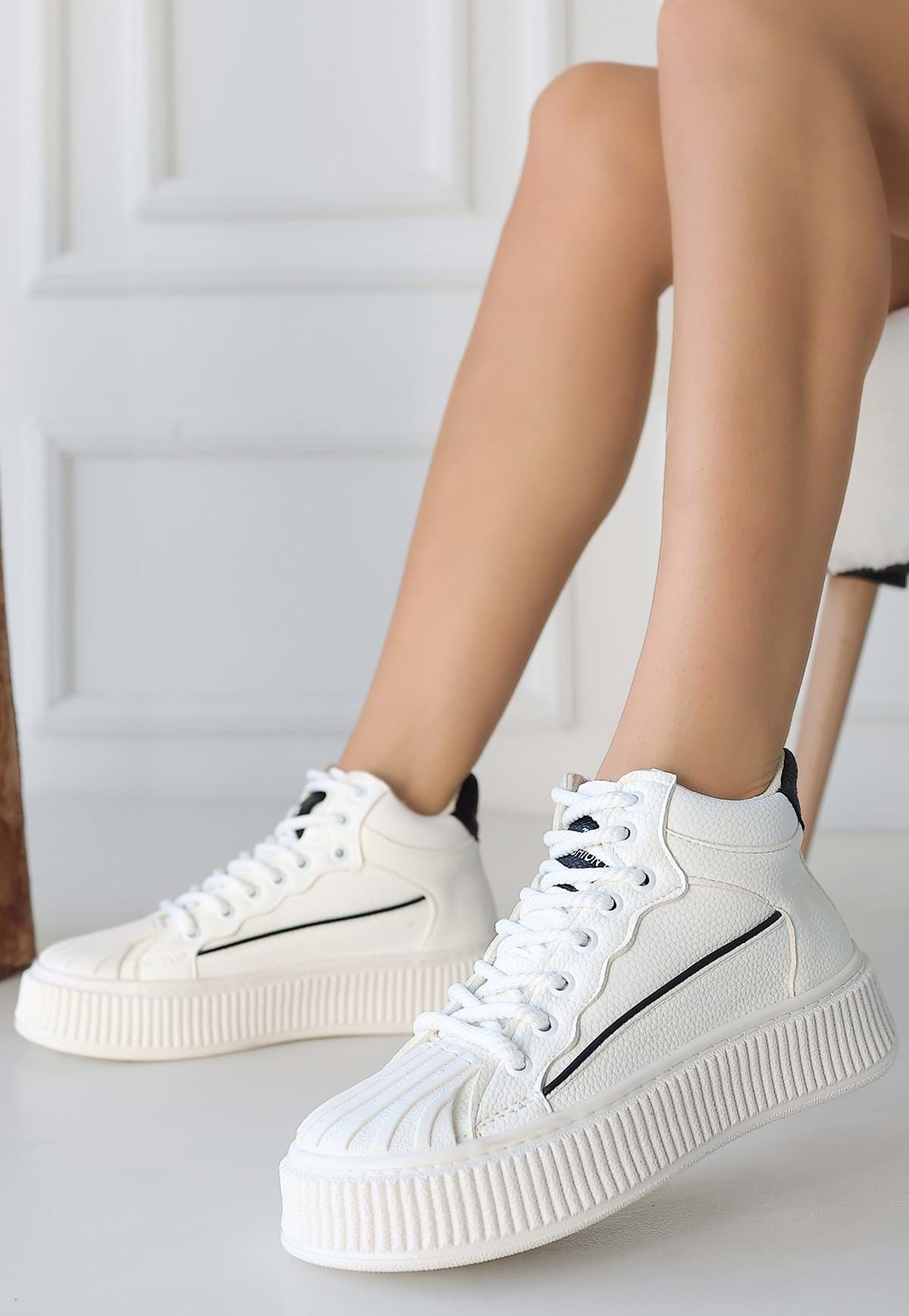 Estim Beyaz Cilt Siyah Detaylı Bağcıklı Spor Ayakkabı resmi