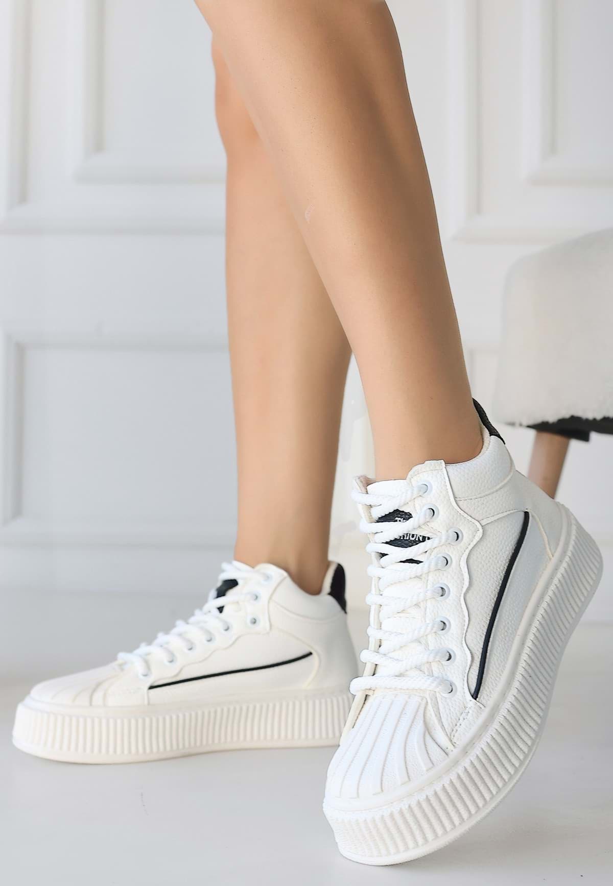 Estim Beyaz Cilt Siyah Detaylı Bağcıklı Spor Ayakkabı resmi