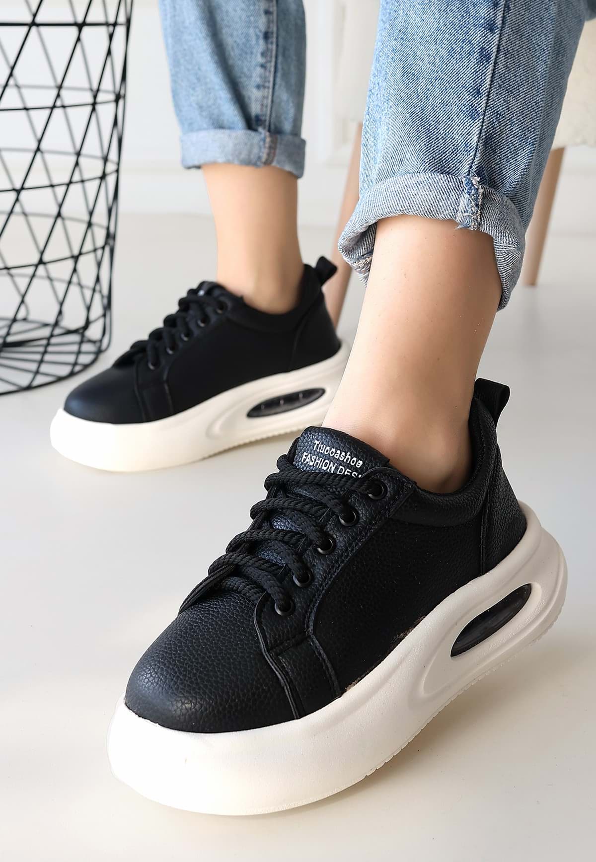 Chris Siyah Cilt Bağcıklı Spor Ayakkabı resmi