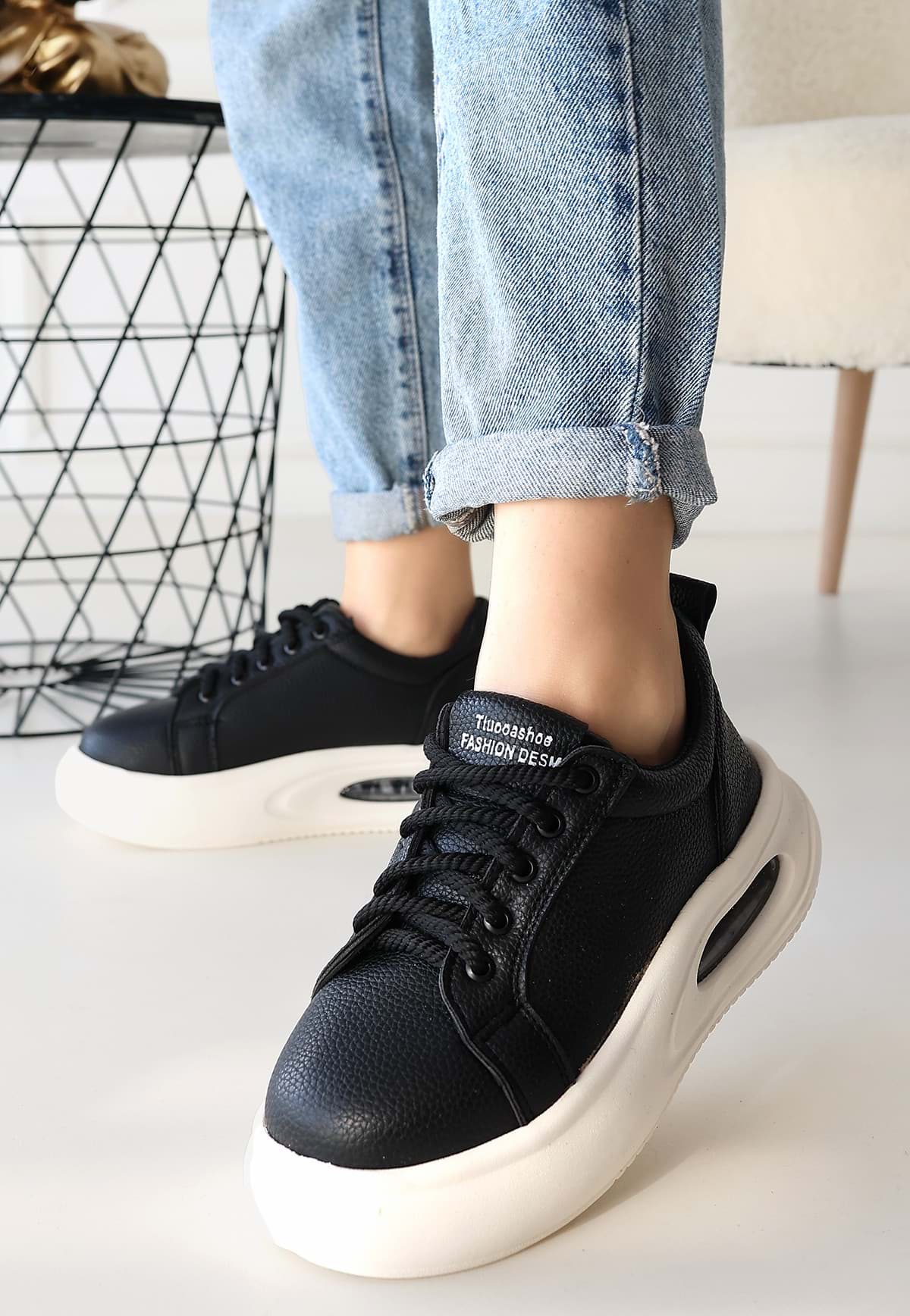 Chris Siyah Cilt Bağcıklı Spor Ayakkabı resmi