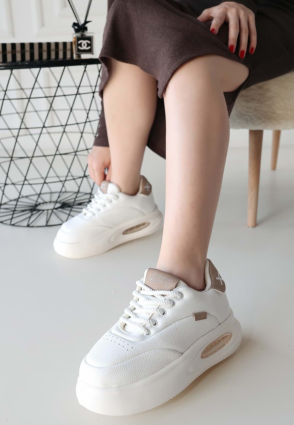 Chris Beyaz Cilt Vizon Detaylı Bağcıklı Spor Ayakkabı resmi