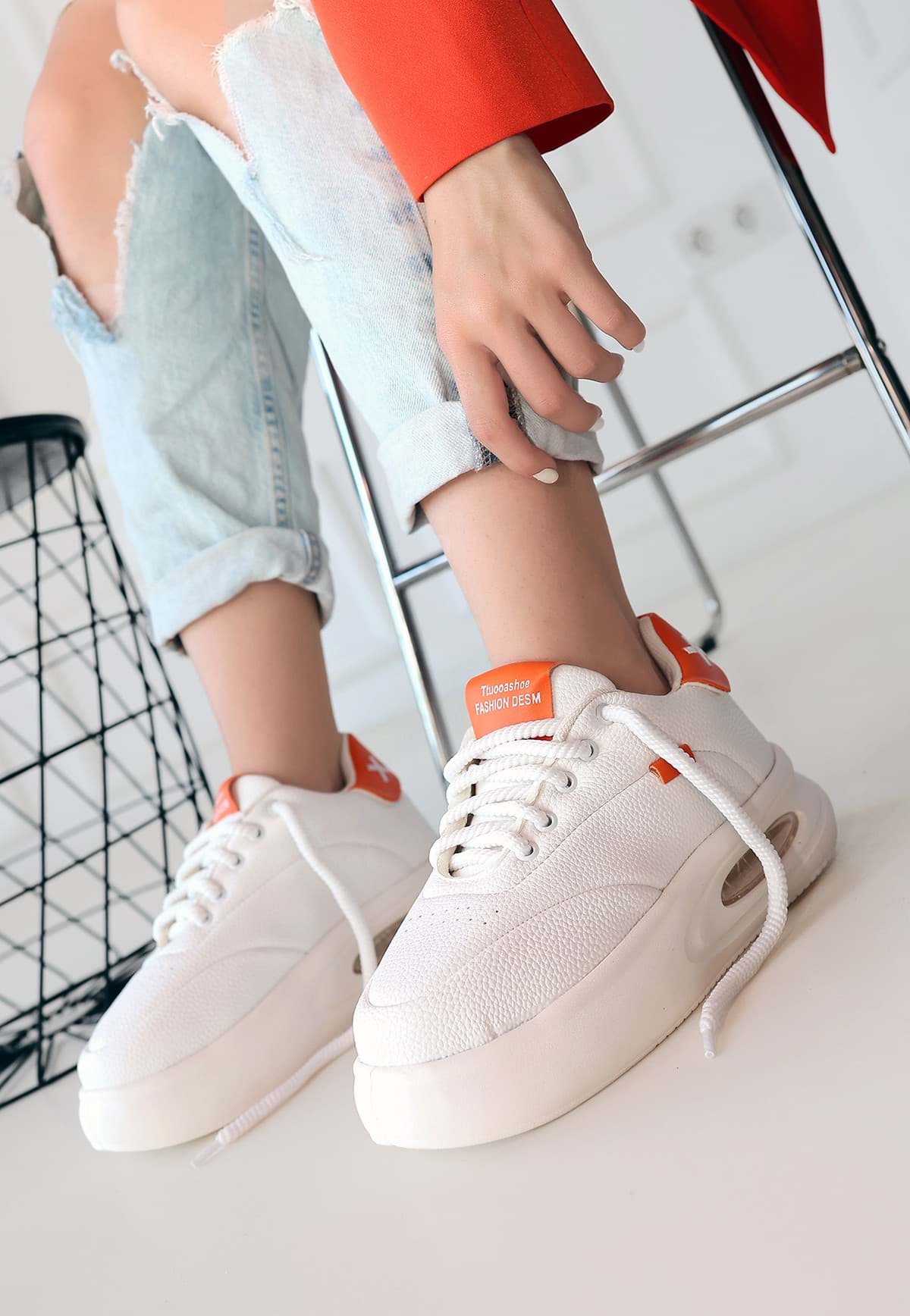 Chris Beyaz Cilt Turuncu Detaylı Bağcıklı Spor Ayakkabı resmi