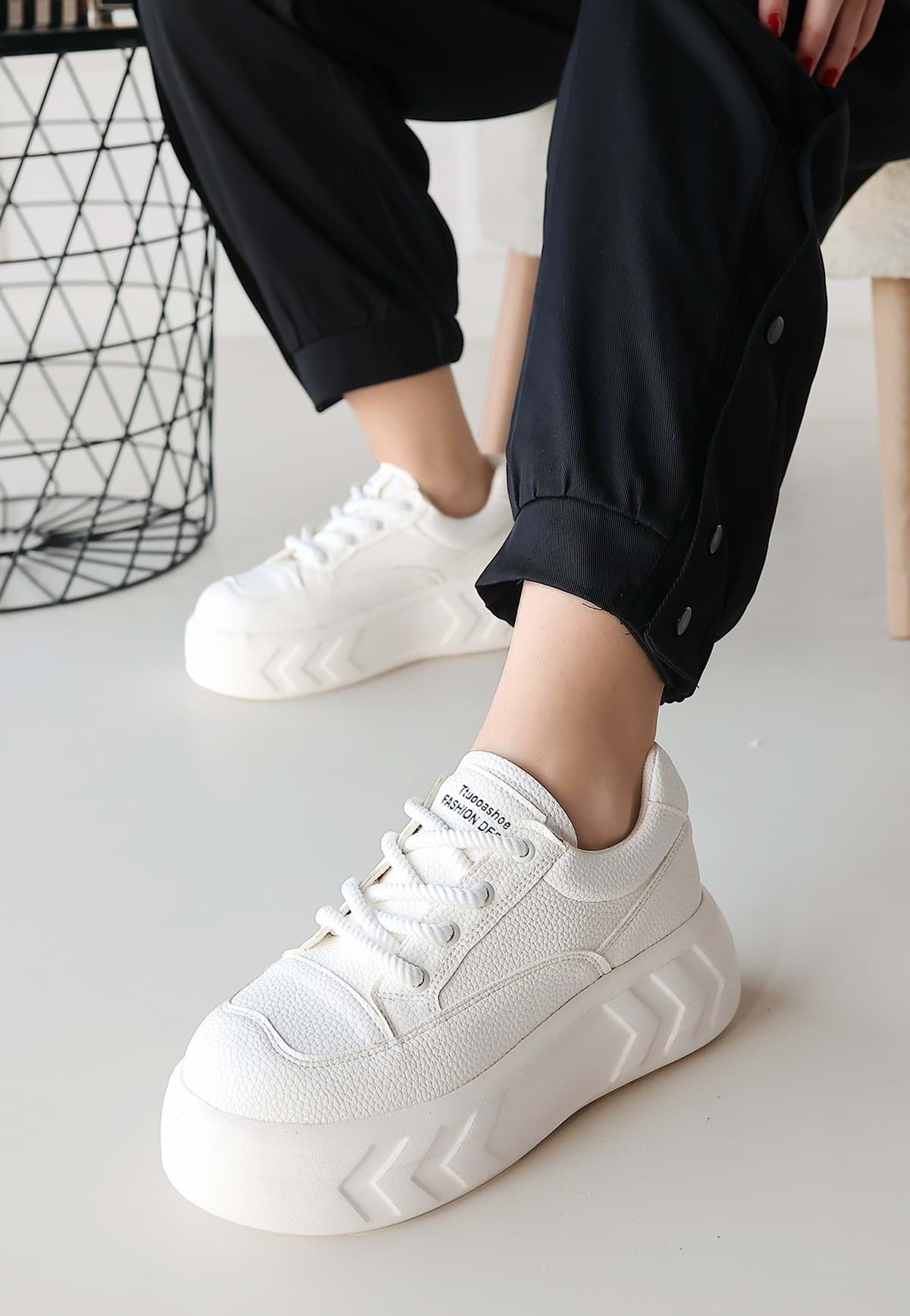 Emwa Beyaz Cilt Bağcıklı Spor Ayakkabı resmi