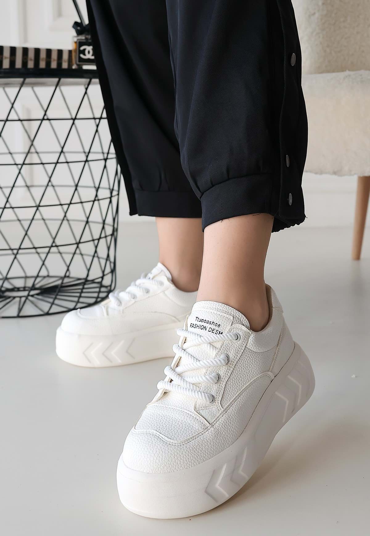 Emwa Beyaz Cilt Bağcıklı Spor Ayakkabı resmi