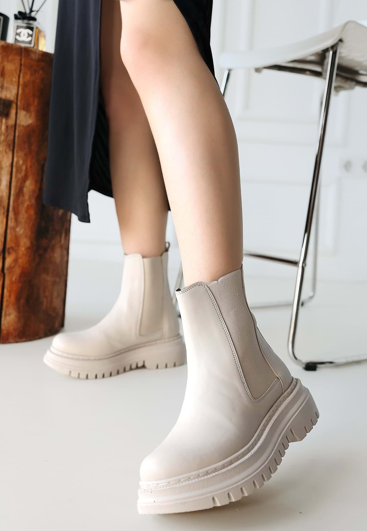 Picture of Sinter is a sculation of a boat.