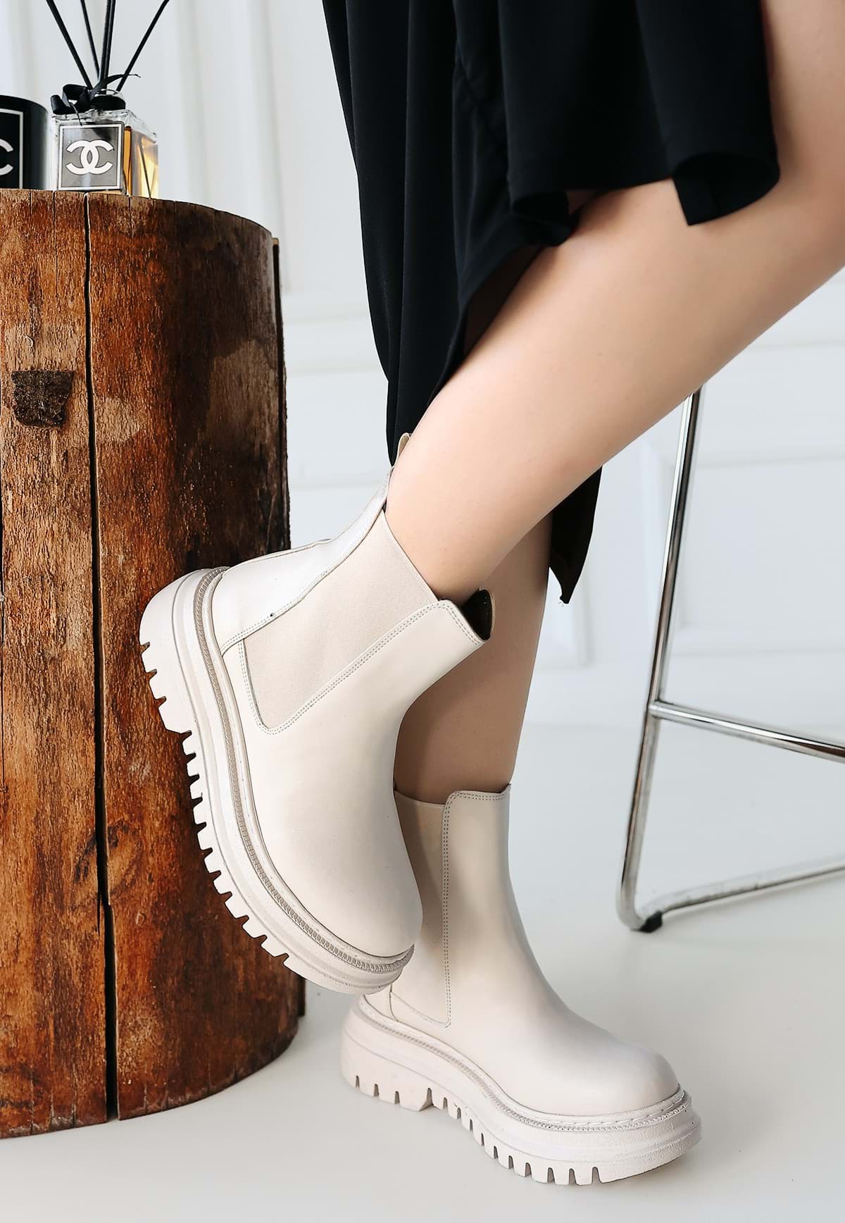 Picture of Sinter is a sculation of a boat.