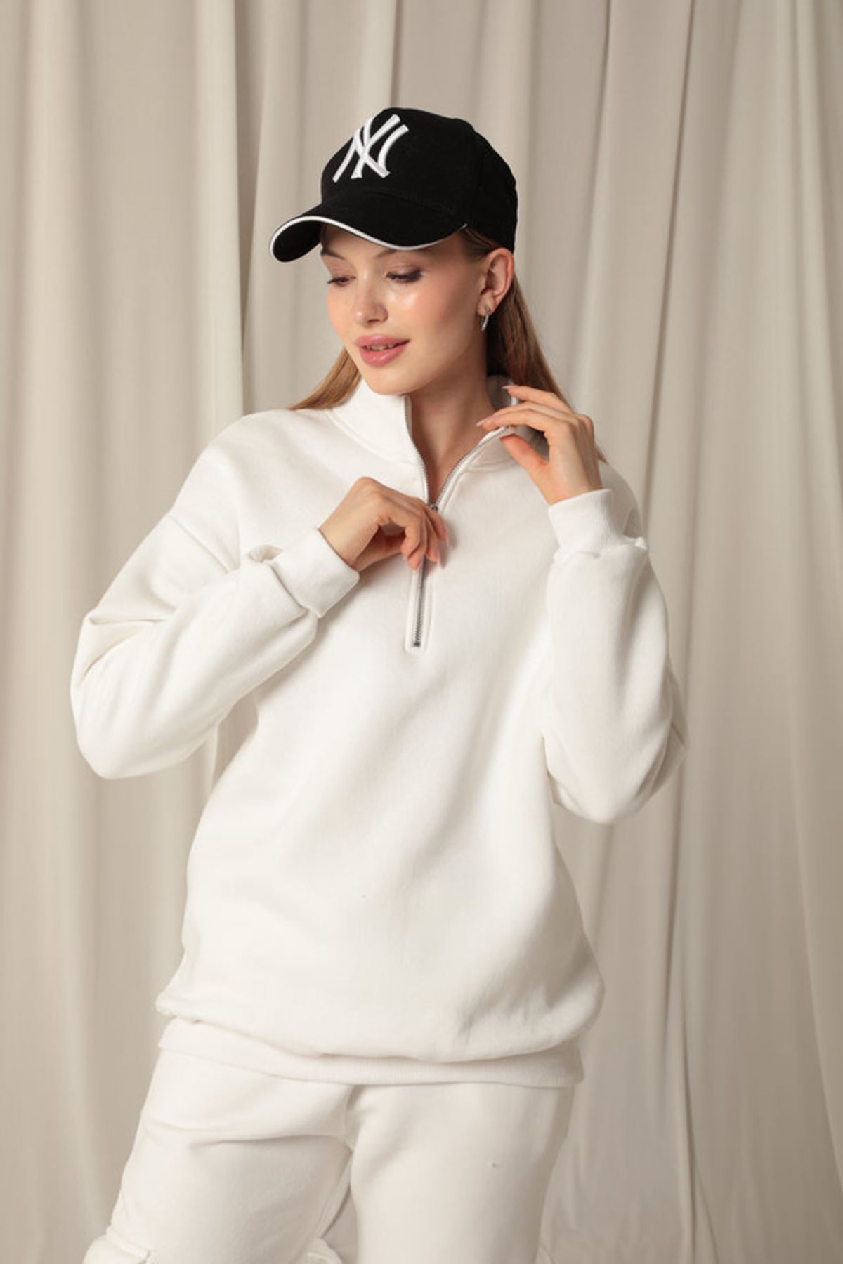 Picture of Üç İplik Dik Yaka Yarım Fermuarlı Kadın Ekru Sweat