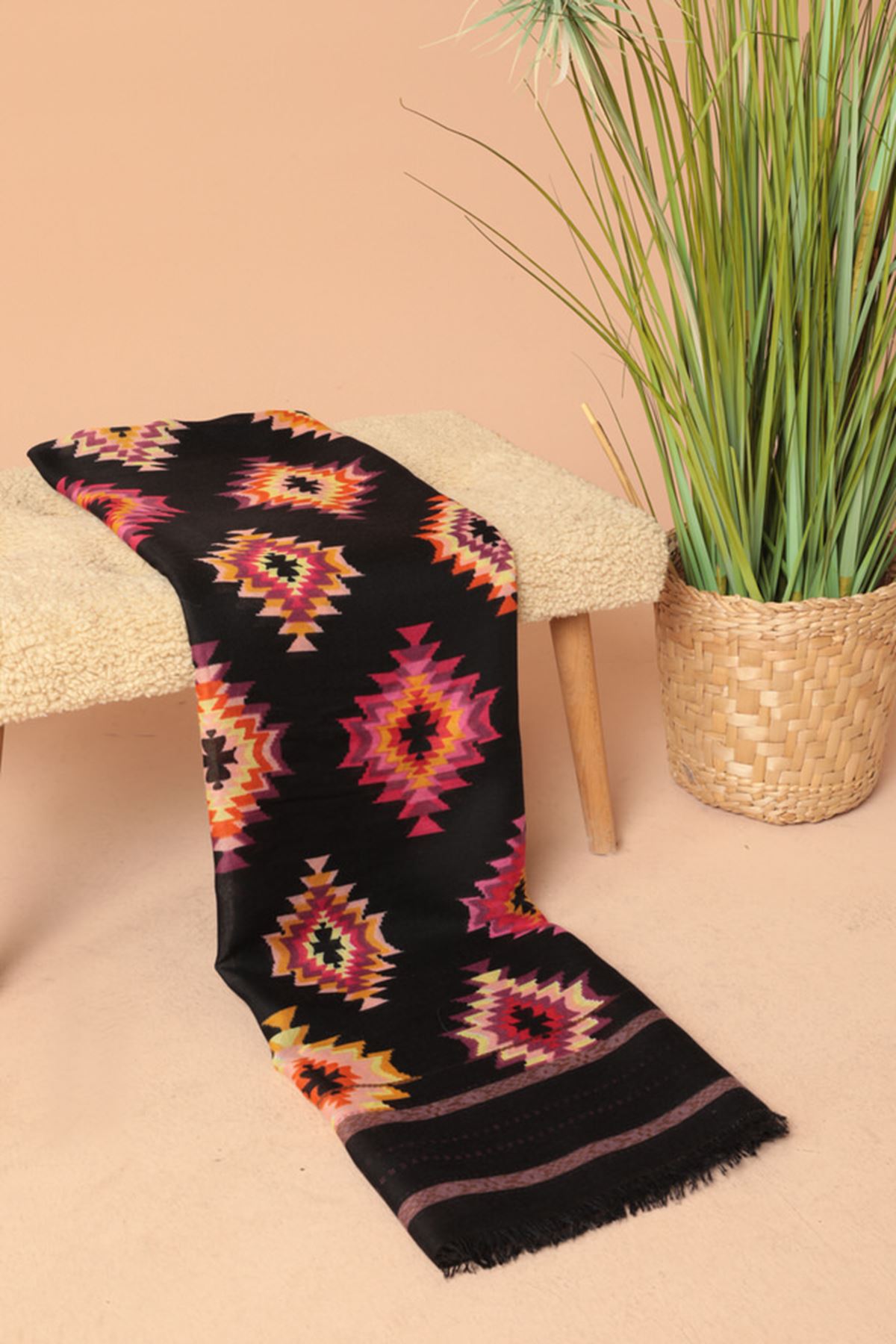 Picture of Kare Desenli Kadın Siyah Şal