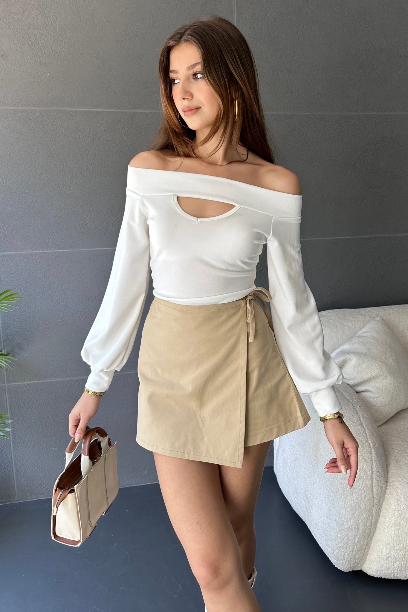 Picture of Kayık Yaka Dekolte Detaylı Kolu Manşetli Bluz