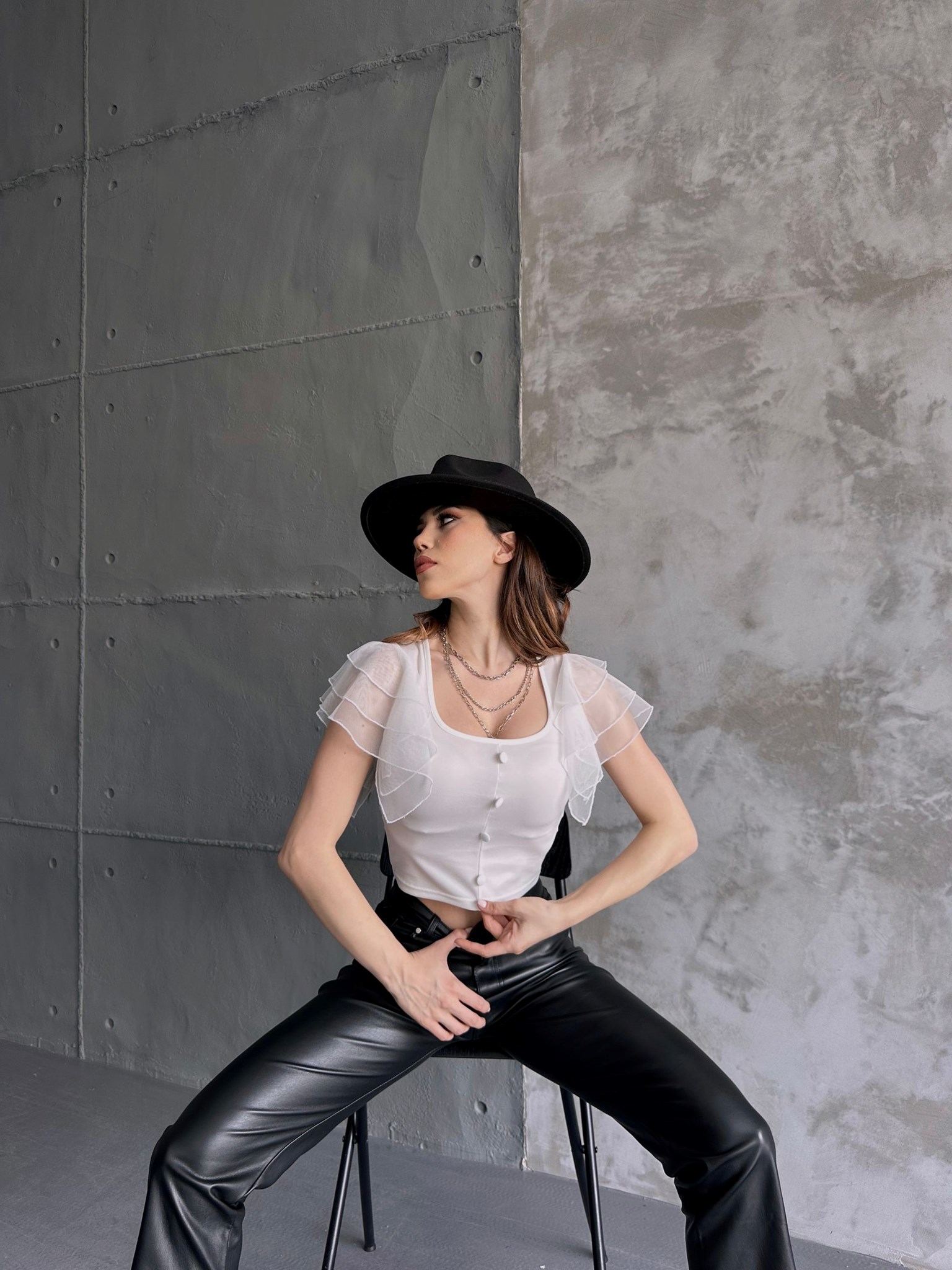 Picture of Omuzu Tüllü Düğme Detaylı Crep Bluz