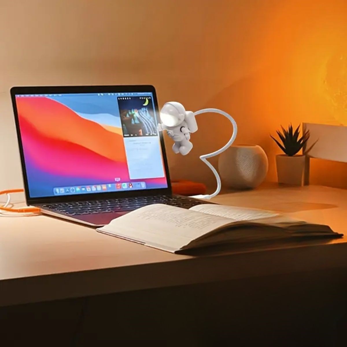 Turkish E Market® USB Astronot Gece Lambası, Masa Lambası, Kitap Okuma Lambası Işığı resmi