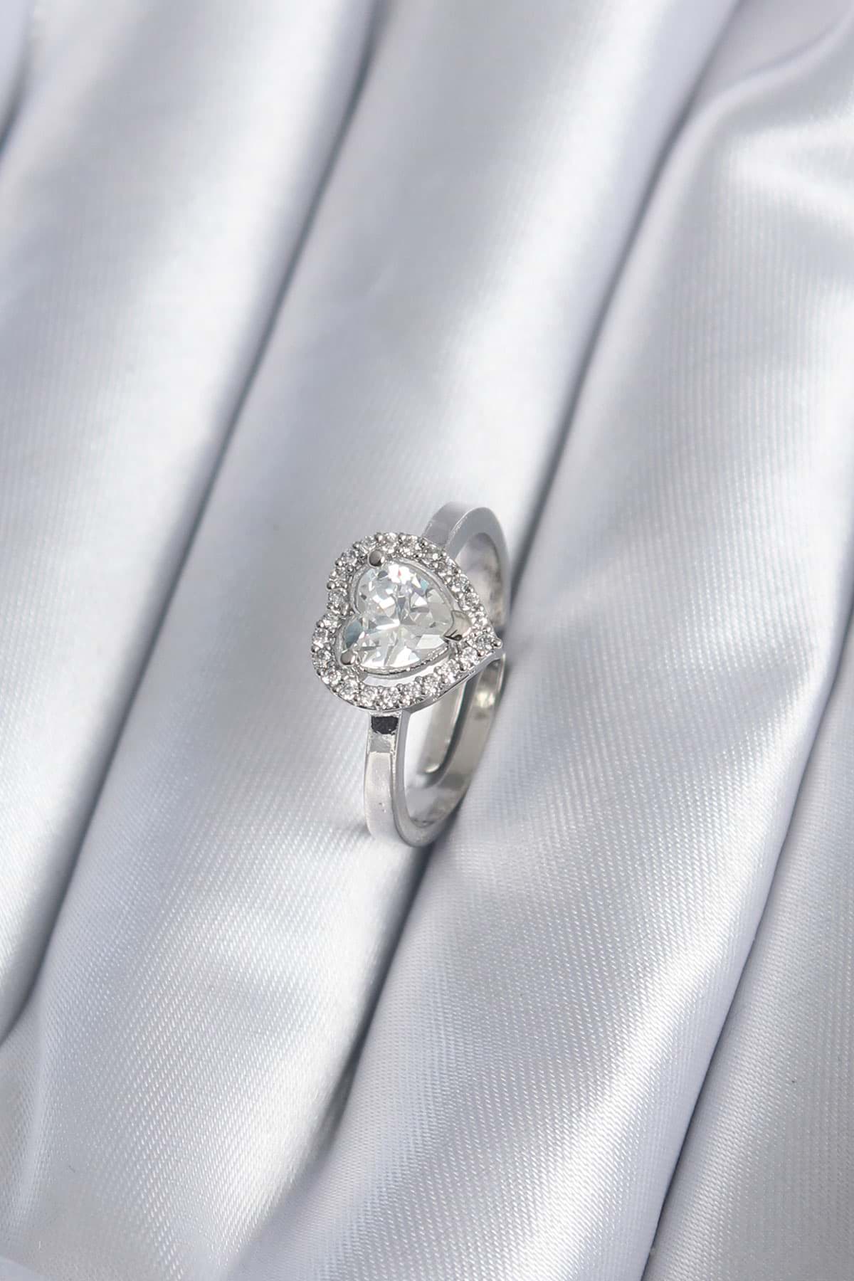 Pirinç Gümüş Renk Zirkon Taşlı Kalp Charm Model Kadın Yüzük - TJ-BYK2861 resmi